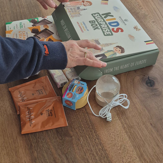 Moodbox Kids Surprise Gift Box filled with chocolate, cocoa treats and fun surprise items selected especially for children, beautifully presented with a personalized message card. A cheerful gift for birthdays, celebrations or special surprises for kids, with delivery available across Europe.