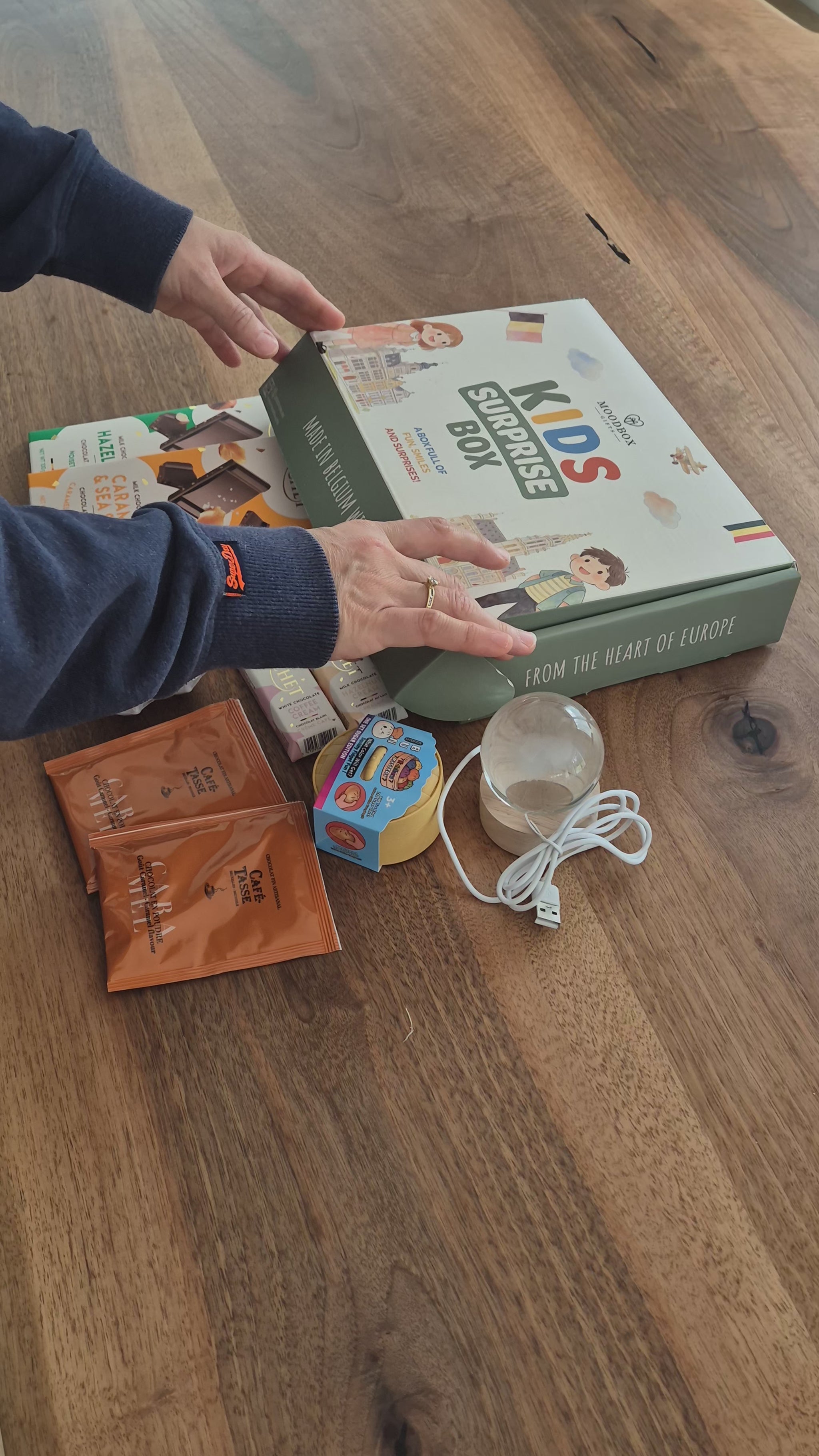 Moodbox Kids Surprise Gift Box filled with chocolate, cocoa treats and fun surprise items selected especially for children, beautifully presented with a personalized message card. A cheerful gift for birthdays, celebrations or special surprises for kids, with delivery available across Europe.